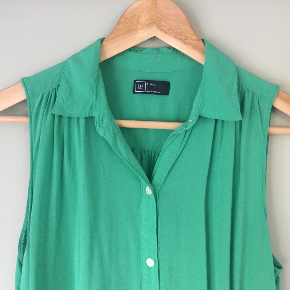 Gap Sleeveless Green Button Down Shirt